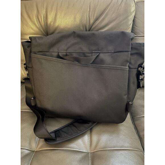 NWOT Tom Bihn Makers Nylon Crossbody/ Shoulder Bag Made in USA Pink Liner - Picture 3 of 7